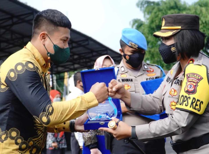 Kapolres Banjar Berikan Penghargaan Kepada Tim Vaksinasi 1